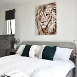 Balcony High End 2-Bed Flat In Camberwell For 6 Long Term Stays