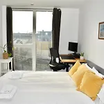 Balcony High End 2-Bed Flat In Camberwell For 6 Long Term Stays