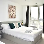 Balcony High End 2-Bed Flat In Camberwell For 6 Long Term Stays