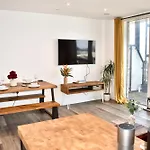 Balcony High End 2-Bed Flat In Camberwell For 6 Long Term Stays