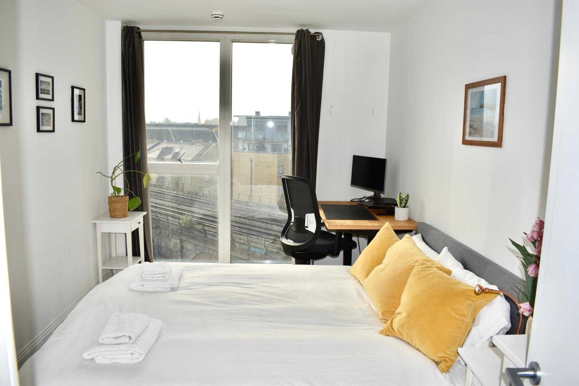 Balcony High End 2-bed Flat In Camberwell For 6 Long Term