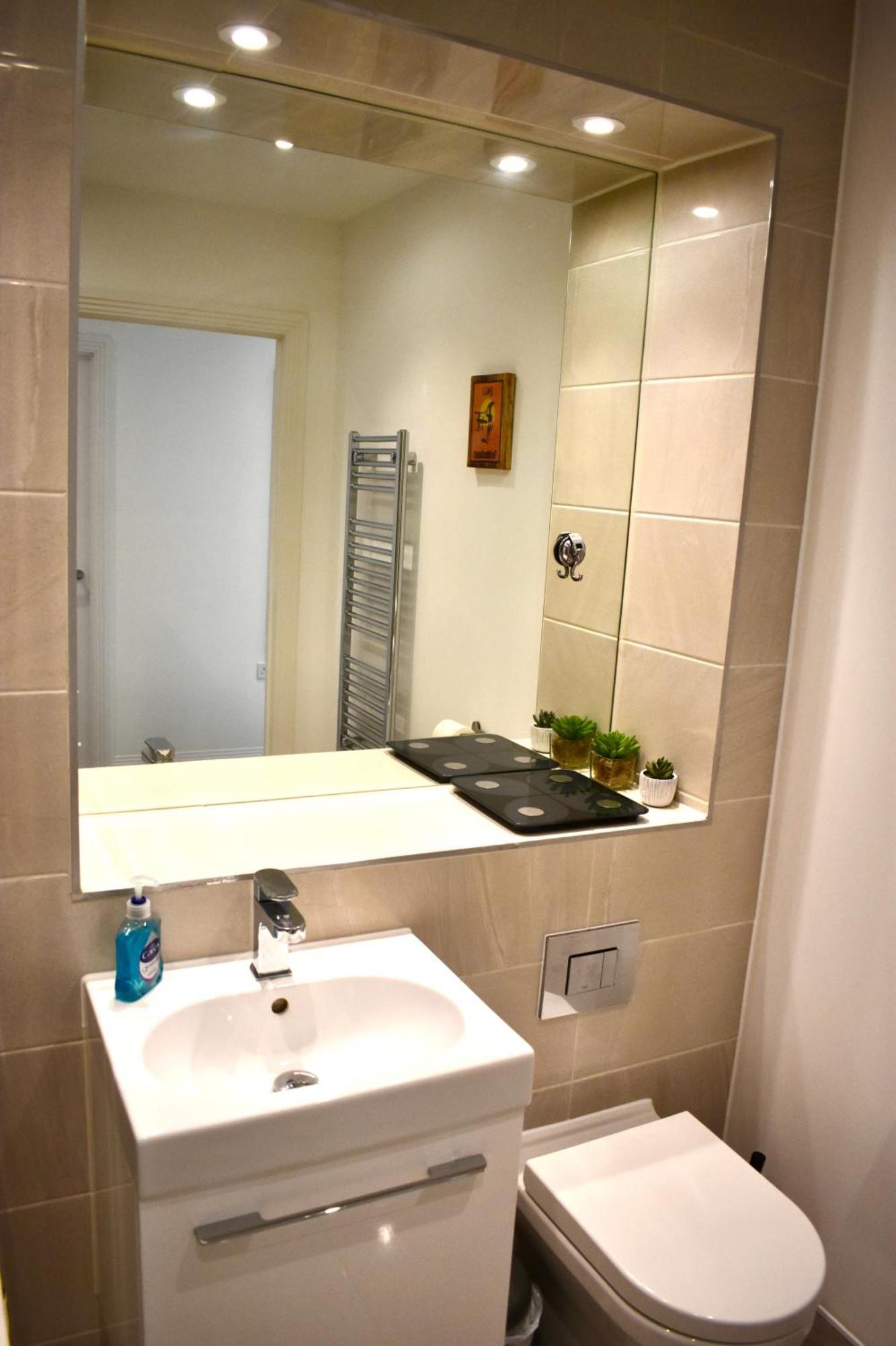 Balcony High End 2-bed Flat In Camberwell For 6 Long Term Londra