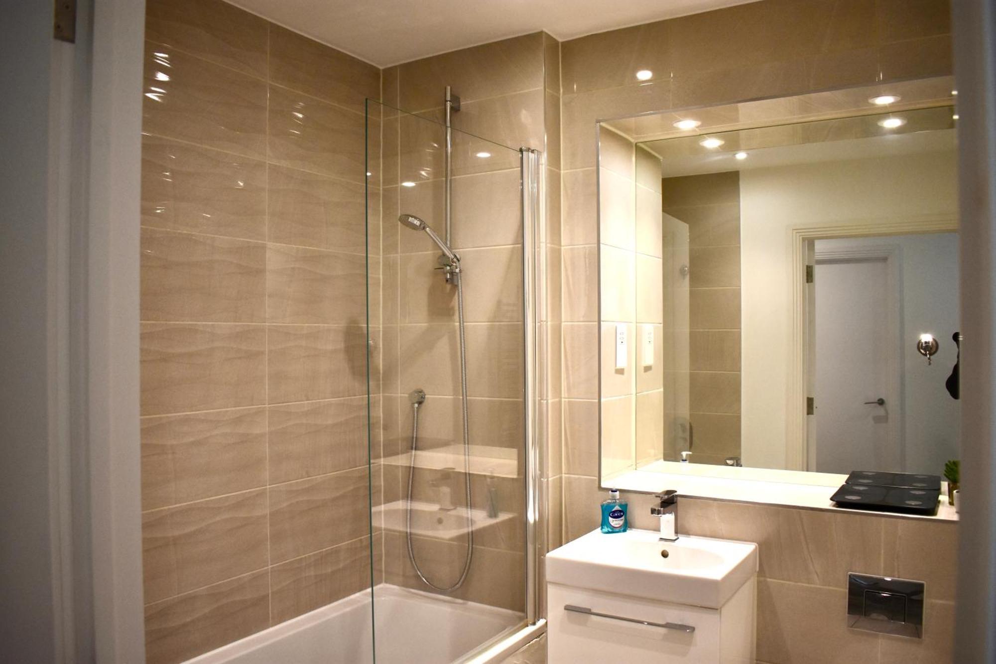 Balcony High End 2-bed Flat In Camberwell For 6 Long Term