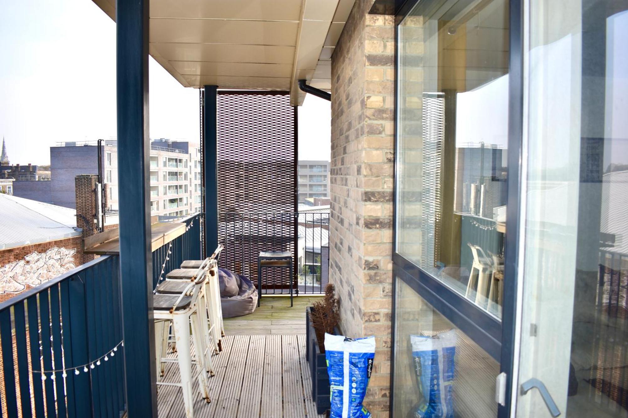 Balcony High End 2-bed Flat In Camberwell For 6 Long Term * Londra