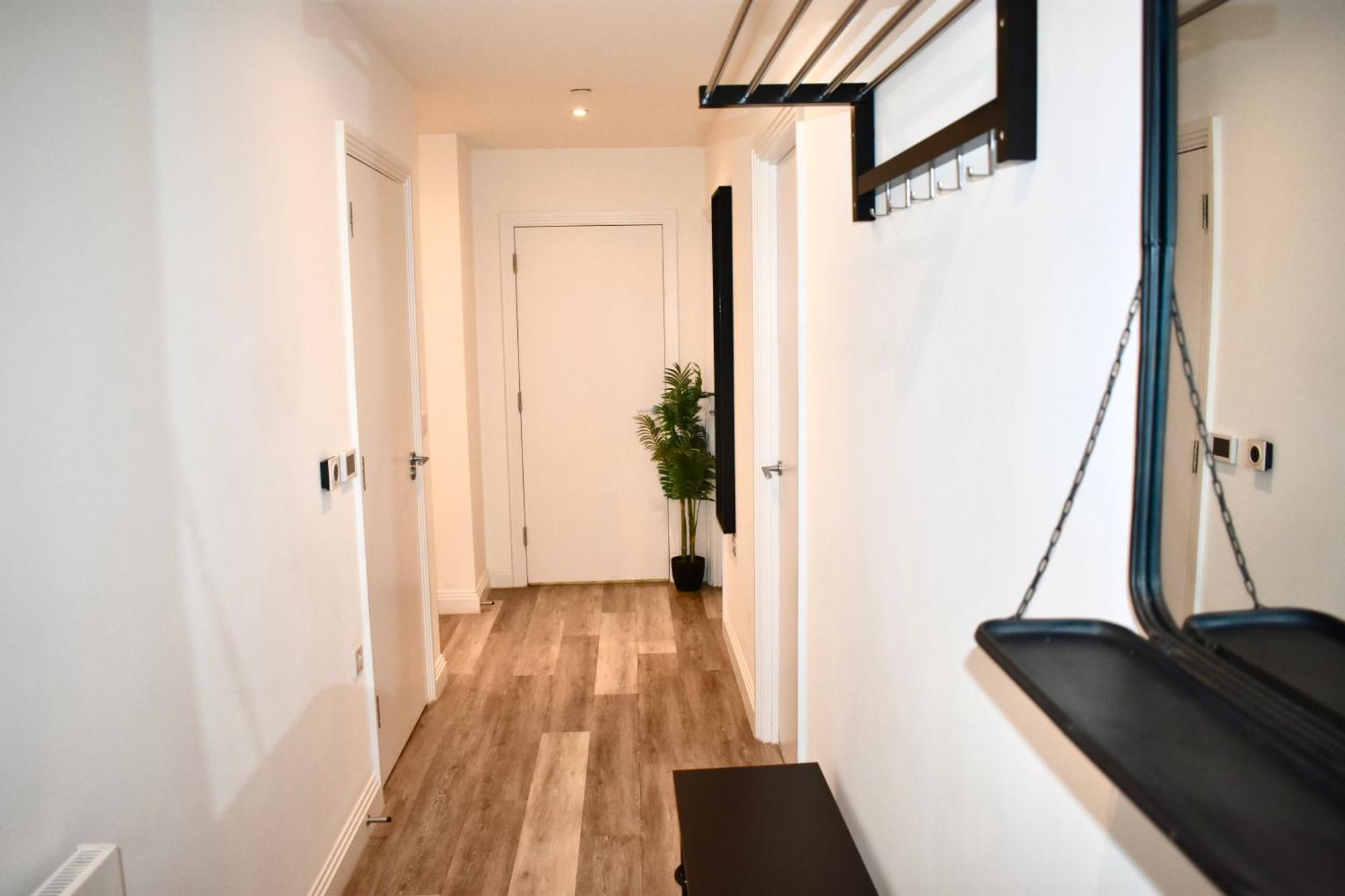 Balcony High End 2-bed Flat In Camberwell For 6 Long Term *